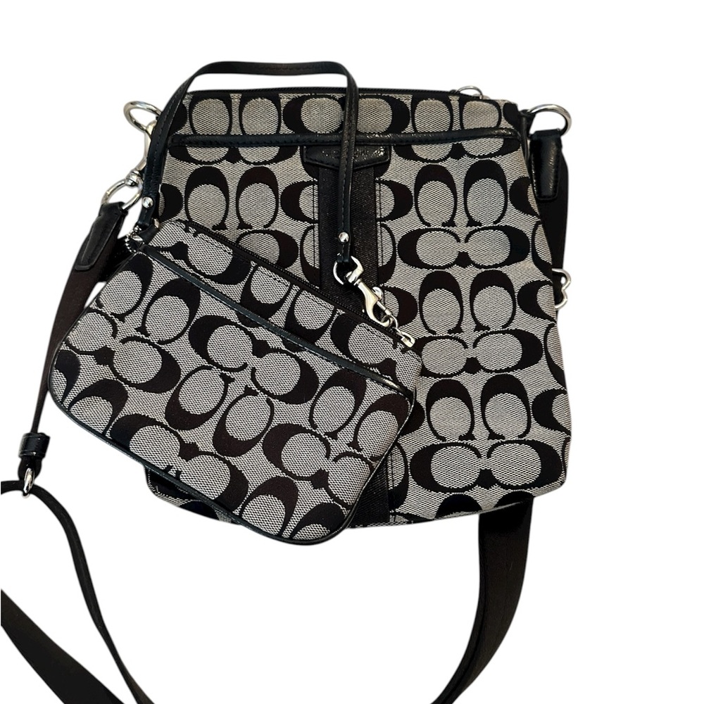 EUC COACH Signature Black Swing Pack Hipster  Crossbody w matching wristlet